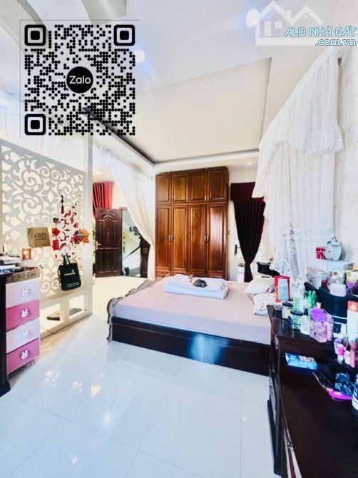 Khu Tên Lửa - 4 tầng - 250m² (ngang 8m) - 5PN - Gara ôtô - nội thất xịn - 4