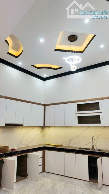 Bán nhà 1 trệt, 1 lầu 5x28.6m  gần Ủy Ban Xã, Chợ Mỹ Hạnh Nam, Đức Hòa, Long An giá 3 tỷ - 5
