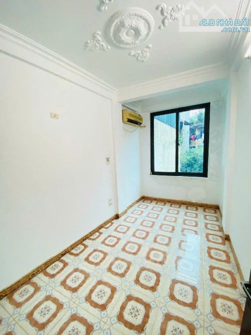 Tôn Đức Thắng - Nhà dân xây chắc chắn - Ngõ nông - Gần phố - Cách ô tô 30m - Ba gác đỗ cửa - 5