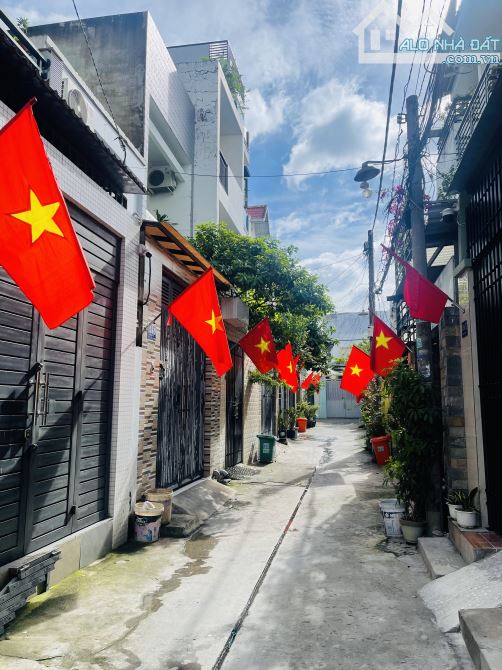 Bán nhà 3 Tầng BTCT trung tâm Linh Chiểu Thủ Đức Hẻm Xe Hơi DT: 54m2 Giá 5.2 Tỷ - 5
