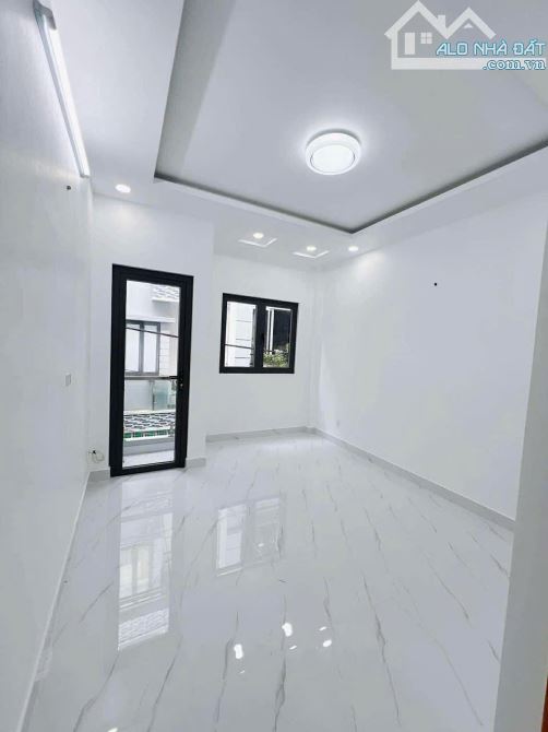 SÁT MẶT TIỀN VĨNH KHÁNH  HOÀNG DIỆU VIP Q4  NGANG 3.5 X 4 TẤM CÓ 5 TỎI - 5