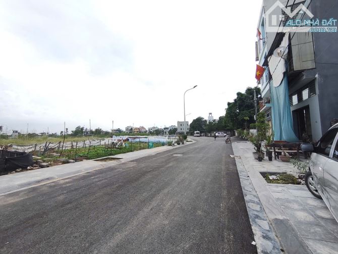 Mảnh đất hàng xóm khu đấu giá, gần đường dẫn lên cầu tứ Liên   DT 49m   MT 5m  Đường thông - 5