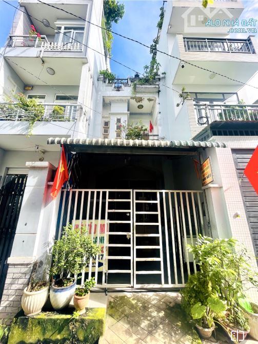 Bán nhà 3 Tầng BTCT trung tâm Linh Chiểu Thủ Đức Hẻm Xe Hơi DT: 54m2 Giá 5.2 Tỷ - 6