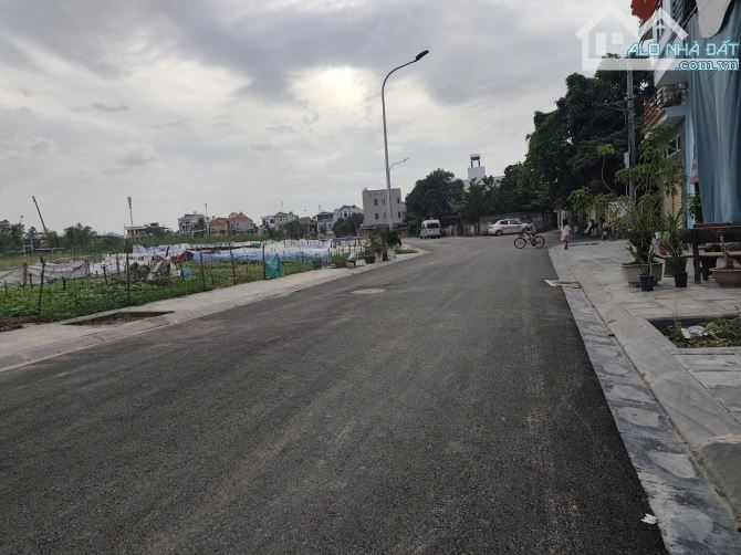 Mảnh đất hàng xóm khu đấu giá, gần đường dẫn lên cầu tứ Liên   DT 49m   MT 5m  Đường thông - 6