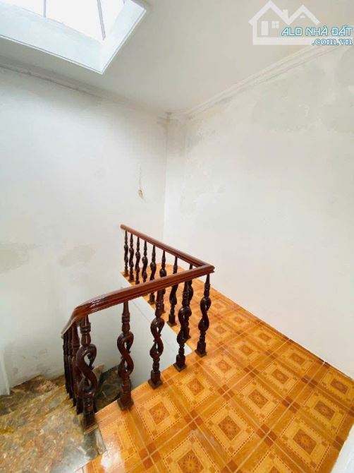 Tôn Đức Thắng - Nhà dân xây chắc chắn - Ngõ nông - Gần phố - Cách ô tô 30m - Ba gác đỗ cửa - 7