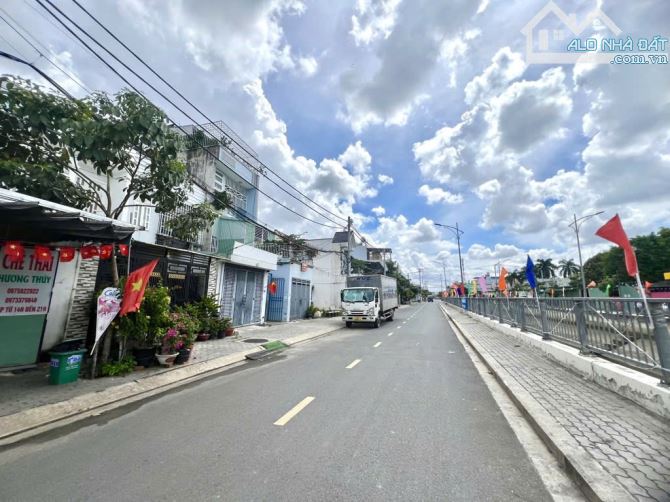 Nhà bán - Mặt Tiền Thạnh Lộc 19 - 4,5m x 35m - 2 tầng 4PN - Giá 12.3 tỷ TL - 3