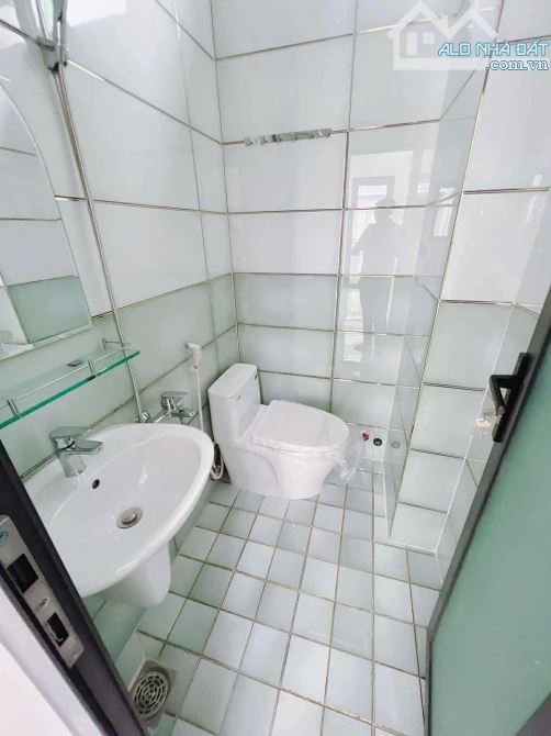 SÁT MẶT TIỀN VĨNH KHÁNH  HOÀNG DIỆU VIP Q4  NGANG 3.5 X 4 TẤM CÓ 5 TỎI - 7