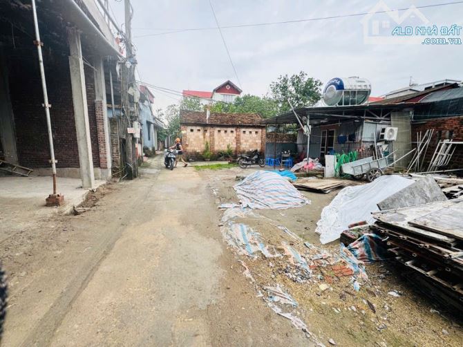 Mảnh đất hàng xóm khu đấu giá, gần đường dẫn lên cầu tứ Liên   DT 49m   MT 5m  Đường thông - 7