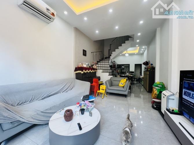 BÁN NHÀ LẠC LONG QUÂN_DÂN XÂY_HAI THOÁNG_NGÕ RỘNG_Ô TÔ TRÁNH_58M_5T NHỈNH 15 TỶ