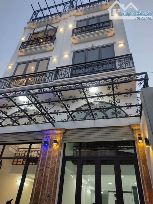 Cho thuê nhà ngõ ô tô tránh Vĩnh Hưng, 5 tầng x 45m2, thang máy vào ngay 15 triệu