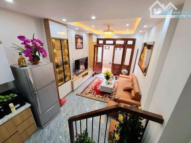 Bán gấp nhà phố Bát Khối Ô Tô DT32m2 mt3.5 giá 5.6tỷ