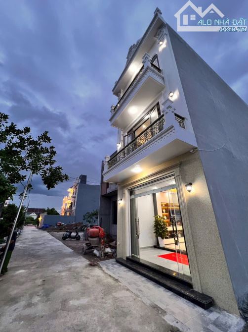 Xuất hiện căn Nhà 3 tầng xây độc lập, mặt tiền tân cổ điển, oto đỗ cửa ngày đêm