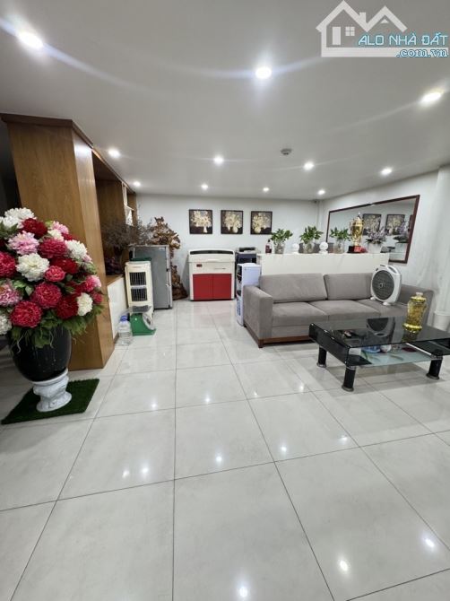 BÁN NHÀ MẶT PHỐ NGUYỄN VĂN TRỖI, 3 TẦNG, VỊ TRÍ ĐẮC ĐỊA, SẦM UẤT, 115 M2, 22 TỶ