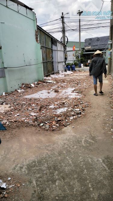 Cô 8 nhờ bán gấp lô 290m2 đất ngay mặt tiền đường Trịnh Công Sơn trung tâm tp Tân Uyên.