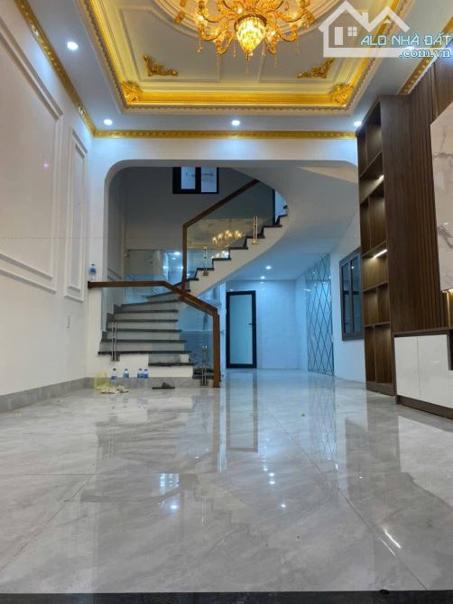 3,25 tỷ bán nhà đẹp 3.5 Tầng Trần Nguyên Hãn - Lê chân, Hải phòng. Ô tô đỗ sát nhà cách 5m