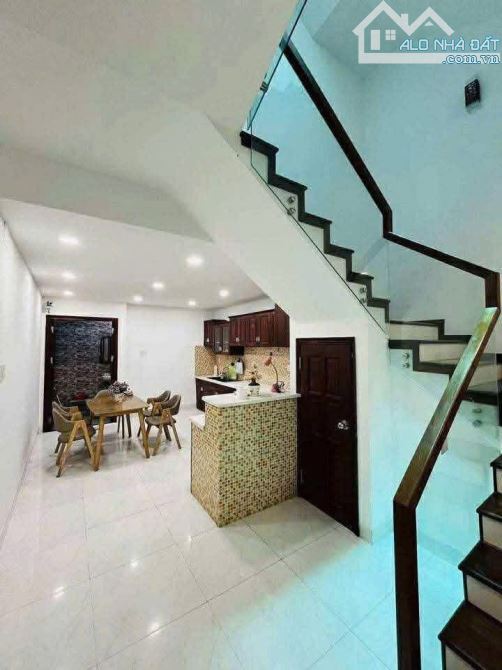 Cho thuê nhà 3 tầng kiệt oto tải NGUYỄN CHÍ THANH - Hải Châu gần Quang Trung. Giá 12 triệu