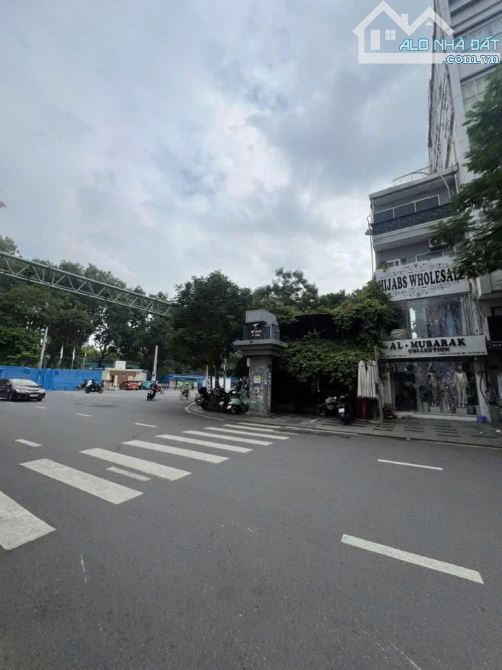 Nhà MT Trương Định, Quận 1, DT 4x10.5m CN 44m², 4 tầng kiên cố, giá 43 tỷ