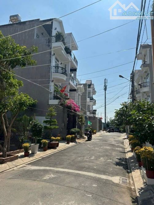 Bán nhà mới 3 tầng, hẻm 8m, hoàn công đầy đủ, gần Đình Phong Phú Lê Văn Việt, khu an ninh