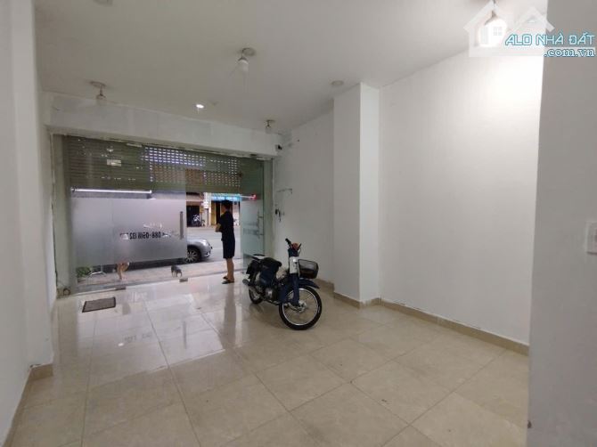 Cho thuê mặt bằng hoặc nguyên căn đường Cách mạng tháng Tám