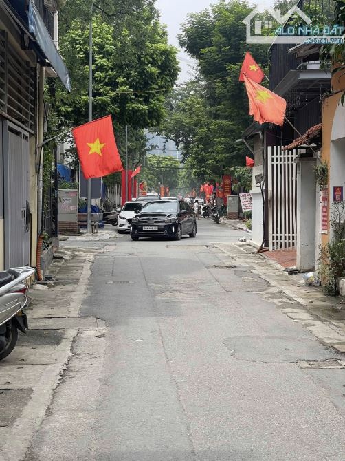 Bán đất tặng nhà Phú Thượng, ngõ thông, ô tô đỗ cửa, mặt tiền rộng, dân trí cao, sổ sẵn