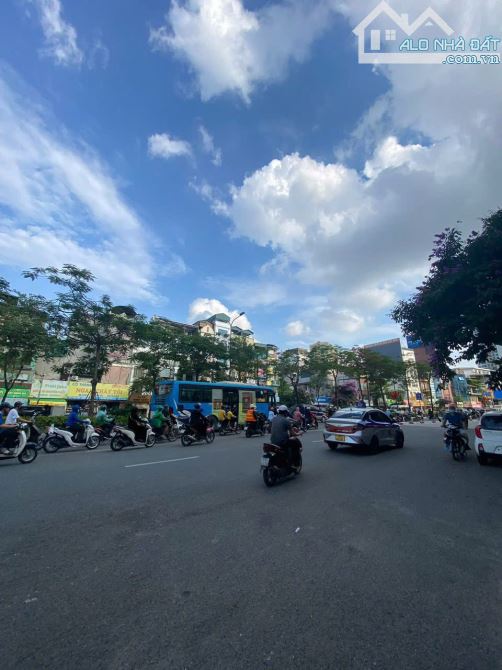 Chủ nhà cần bán căn hộ  Sổ đỏ 70m, 3n2vs tại phố Thanh Nhàn, đồ cơ bản, không có nhà bán
