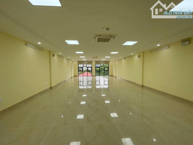 Cho thuê tòa nhà 7 tầng thang máy, PCCC, dt 147m2, mt 7.2m mp Trung Văn