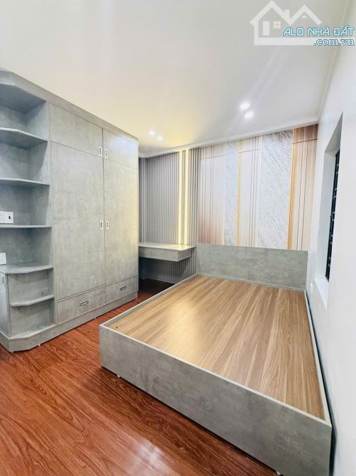 Bán nhà 3,5 tầng sân cổng Full nội thất mặt ngõ Miếu Hai Xã