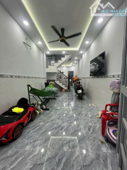 Nhà mới rất đẹp 1 lầu đường ô tô liên xã thị trấn tân hiệp gần chợ hóc môn