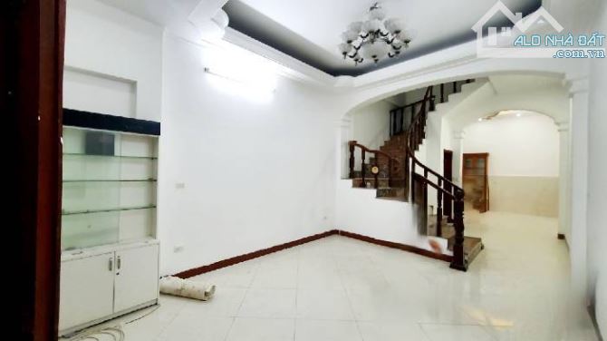 NHÀ DÂN XÂY - CHẮC CHẮN - 70M2 - 3 TẦNG - 4 PHÒNG NGỦ - VF 3 VÀO CỬA NHÀ - NGÕ NÔNG