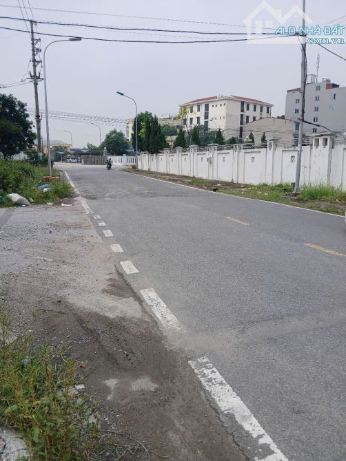 Đất dịch vụ Trôi, nhìn sang sân vận động  55m2, siêu vip, kinh doanh, vỉa hè gần 10m.