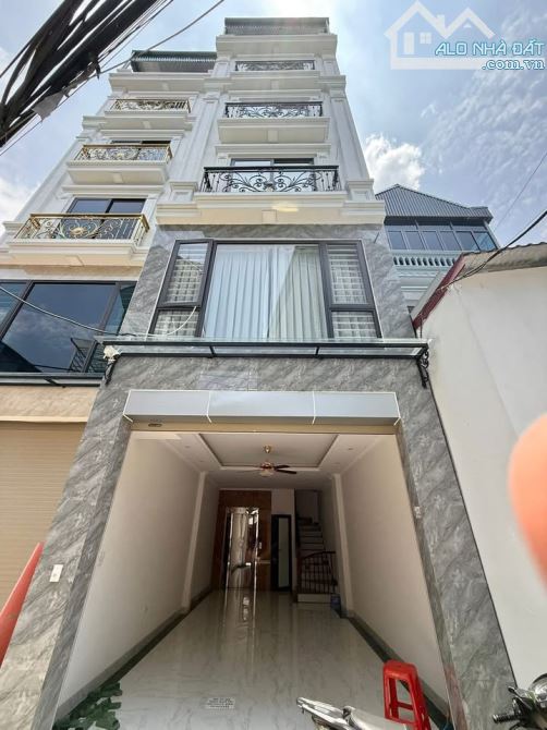 10,7 tỷ có ngay căn nhà đẹp ngõ 68 Nguyễn Văn Linh - 6 tầng thang máy gara ô tô
