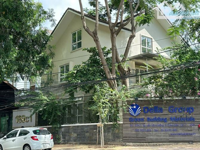 Bán Biệt Thự hồ  bơi sân vườn Góc 2 mặt tiền Nguyễn Văn Hưởng Thảo Điền Q2 DT 30 x 20