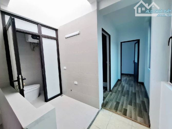 trung kiên  nhà đẹp ở luôn  lô góc 3 mặt thoáng  gần ô tô tránh  chủ tặng full nội thất
