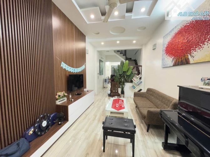 Doãn kế Thiện phân lô ô tô tránh nhà đẹp 74m 4 tầng giá 17.5 tỷ