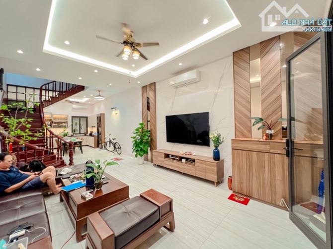 Mặt ngõ thông ô tô tránh Hoàng Cầu, kinh doanh, ô tô ngủ trong nhà, mặt tiền đẹp, 53m*5T