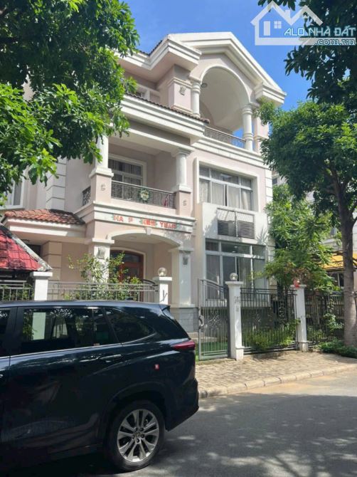 Ngang lớn! Bán biệt thự ngang 12*16m. Hẻm 5m thông Hai Bà Trưng. Q3, 3 Tầng. Giá 29.5 tỷ