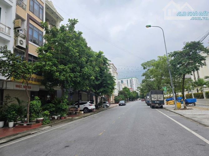 Bán đất đường ngô quyền 22m nhìn sang bể bơi dt 81m2 + mt 4.5m + hướng đn giá 9 tỷ