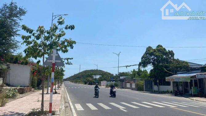Nhà cấp 4 mặt tiền Phong Châu cách TĐC Đất Lành 150m dt 168m2 đường 22,5m
