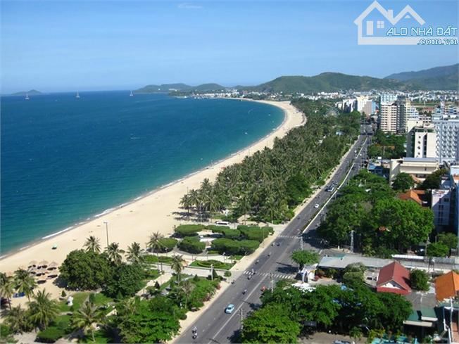 BÁN ĐẤT 2 MẶT TIỀN ĐƯỜNG PHẠM VĂN ĐỒNG, DT KHỦNG 822M2, GIÁ 200 TỶ TL !!
