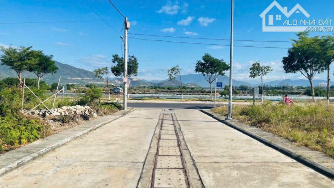 Bán lô đất 100m2 sổ hồng full thổ cư nhánh sông TĐC Hòn Rớ 2 đối diện Sun Group