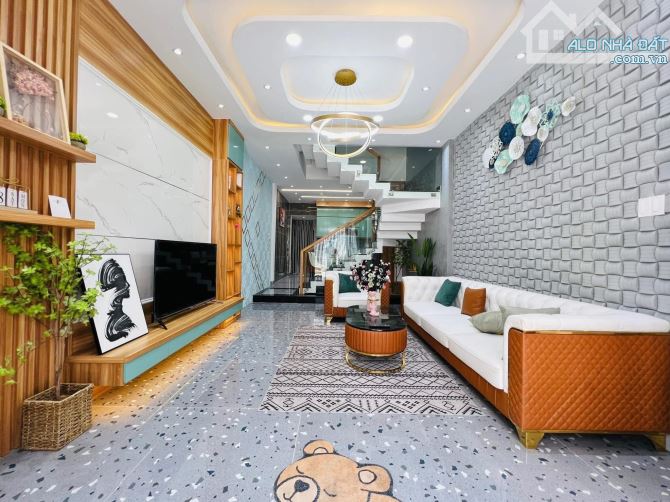 Bán nhà 2 tầng, hẻm xe hơi 5m ngay Hoàng Văn Thụ, TB. Giá: 3 Tỷ 810 / 55.25m2, có SHR
