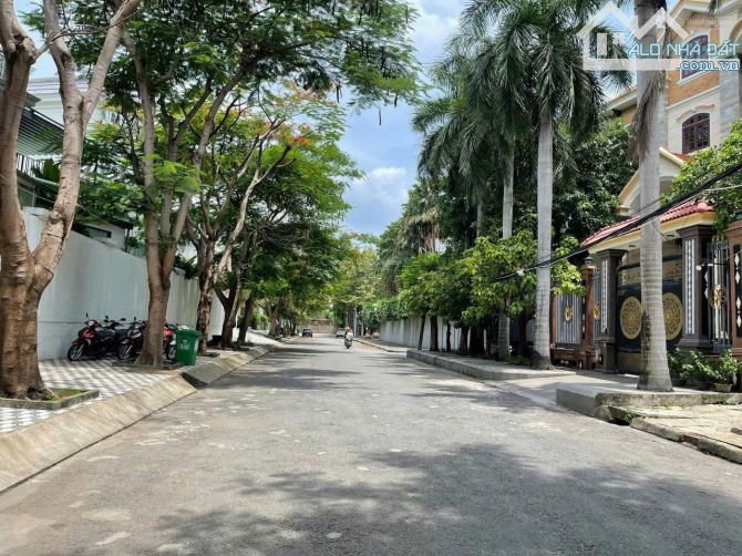 Bán khuôn đất ngay mặt tiền đường số 66 Nguyễn Văn Hưởng DT 20 x 30 diện tích 630m2
