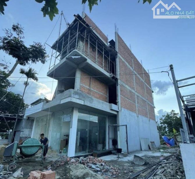 🏡 BÁN NHÀ MẶT PHỐ ĐƯỜNG VÕ VĂN ĐỒNG, ĐÃ XONG 4 TẦNG PHẦN THÔ, Dt:100m2, T/c: 7ty1 SẬP HẦM
