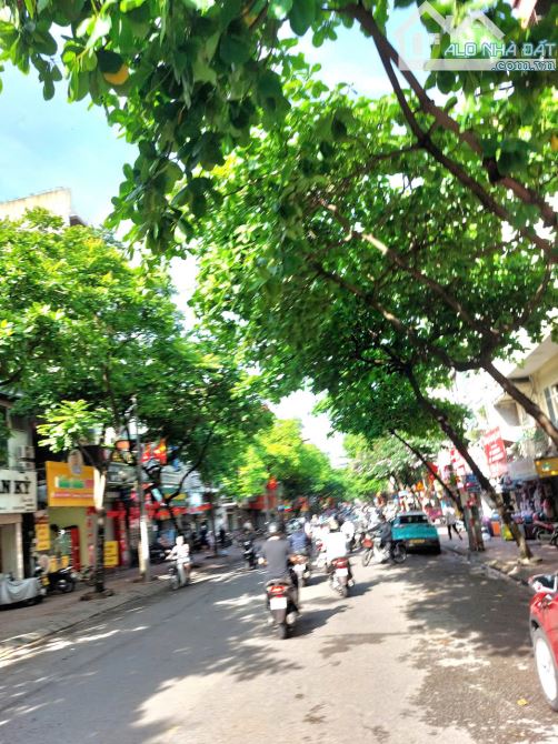 Bán đất trung tâm phố Ngọc Lâm 90m2- 4.5m-  hơn 10 t.ỷ , gần ô tô