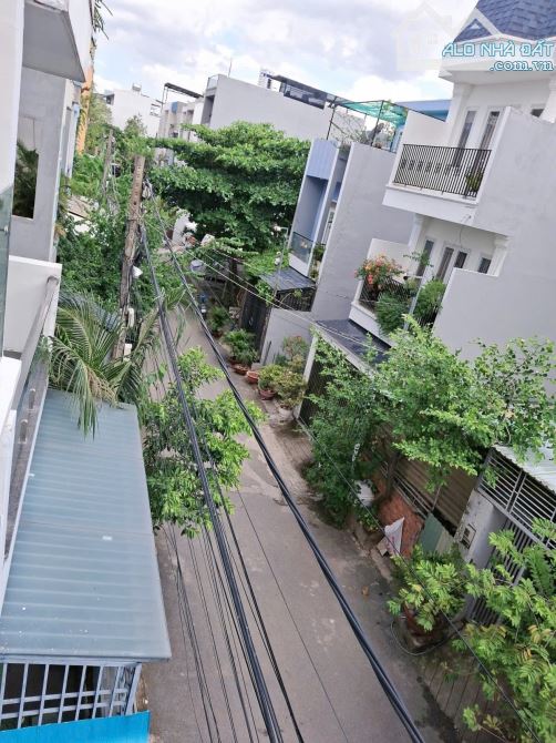 CHÍNH CHỦ GẤP BÁN NHÀ 3 TẦNG ĐẸP – GIÁ CHỈ NHỈNH 5 TỶ – PHÚ HỮU Q9