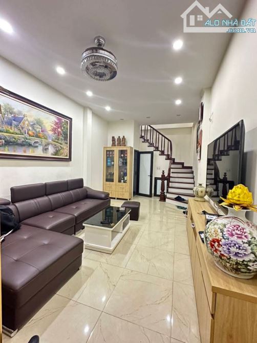 Bán nhà Cổ Nhuế, 38m2 nhỉnh 6 tỷ, dân xây, ngõ thông, gần ô tô, full nội thất xịn sò