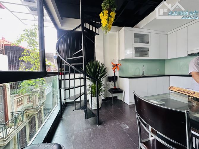 PHỐ NGUYÊN HỒNG-PHÂN LÔ-ĐẸP LỘNG LẪY-Ô TÔ VÀO NHÀ-FULL NỘI THẤT-40M2-6 TẦNG-18,6TỶ