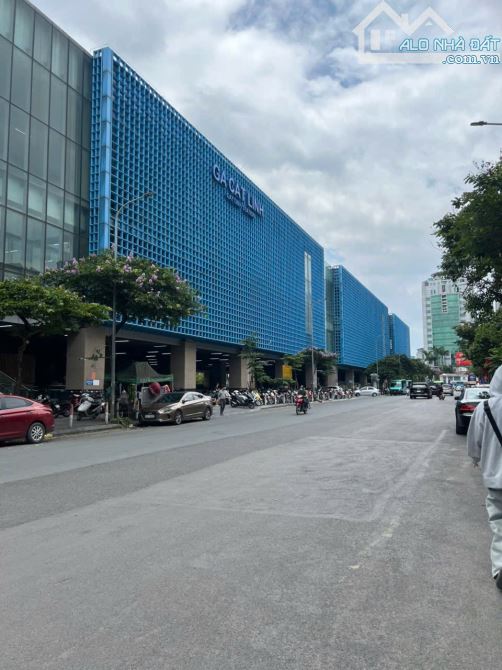 - TRUNG TÂM ĐỐNG ĐA - HI.ẾM NHÀ BÁN - DÂN XÂY  MẶT NGÕ THÔNG - BA GÁC TRÁNH - DT 50M - 5 T