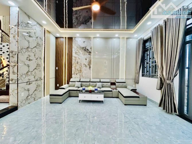 Căn nhà đẹp 61.5m2 ngay Dương Quảng Hàm, Gò Vấp. Giá: 3 Tỷ 090, có SHR, hẻm ô tô 5m