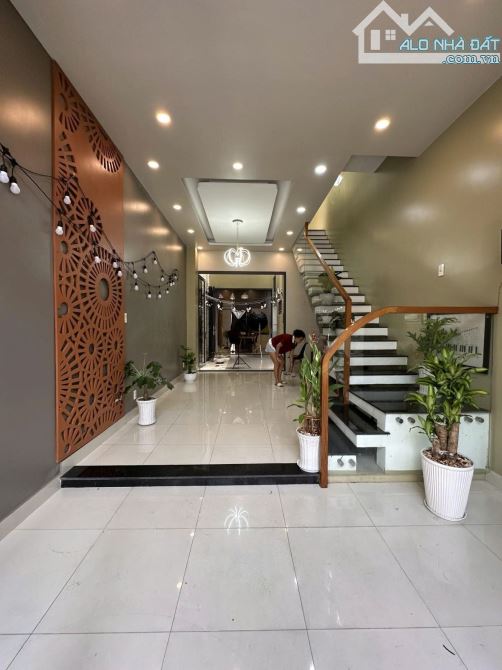 BÁN NHÀ ĐÔNG HƯNG THUẬN Q12 - 3 TẦNG 114M2 - XE HƠI 7 CHỖ - 6.87 TỶ.